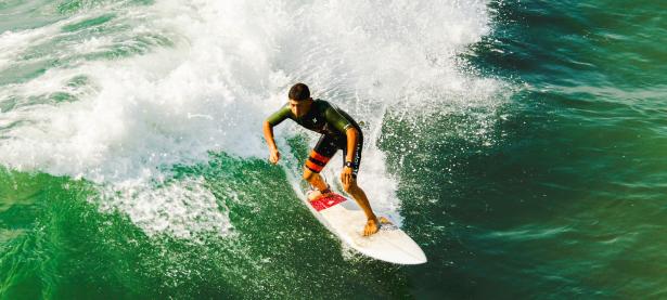 九游娱乐网页-赛道上的国家德比，当维斯塔潘的赛车披上蓝白战袍