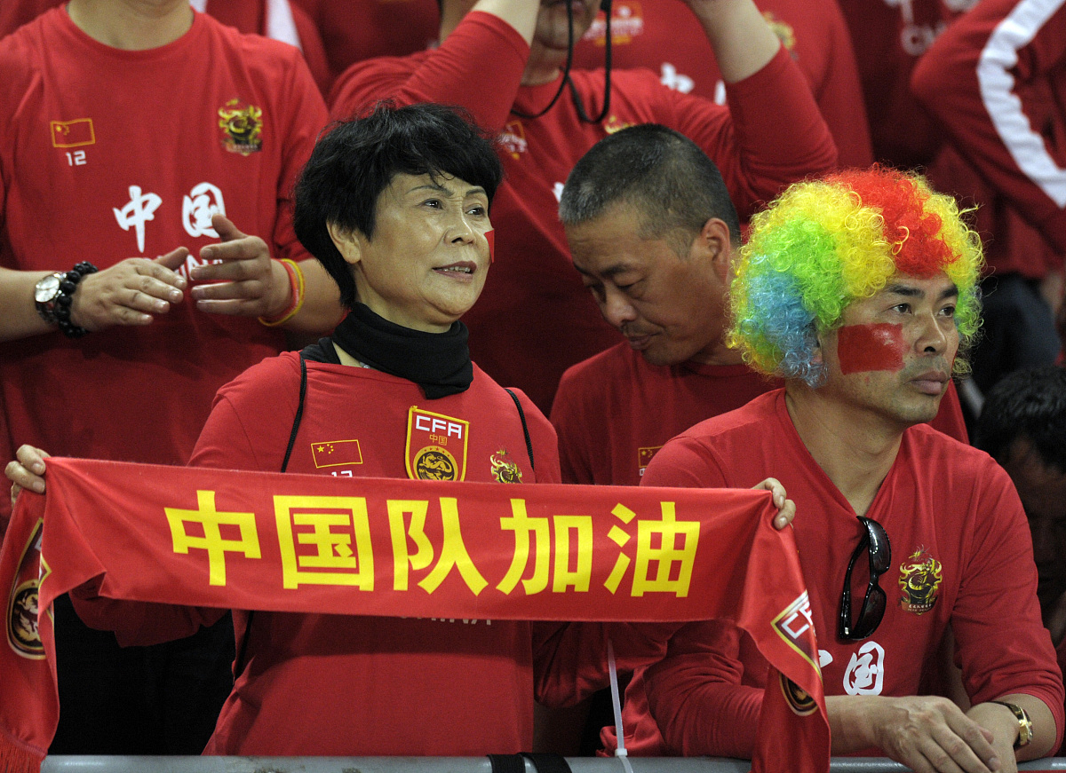 包含球迷狂热加油声不断，球队士气高涨的词条
