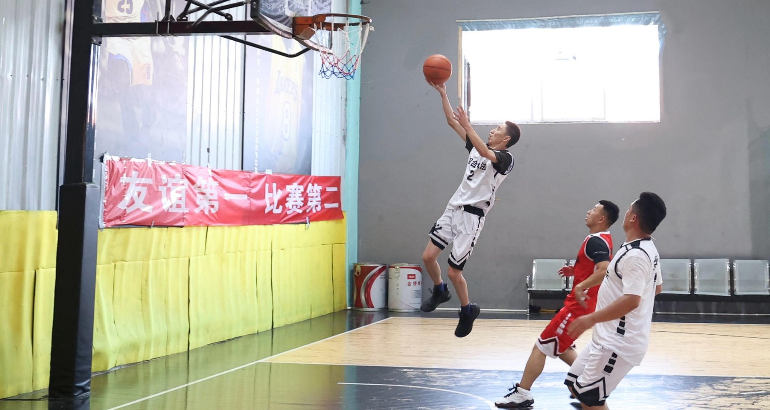 队员们在场上相互配合,攻守兼顾 队员们在场上相互配合,攻守兼顾