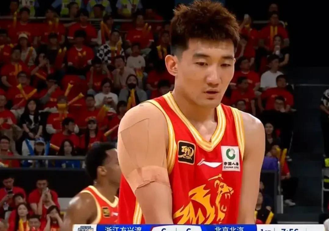 篮球赛季总决赛抢眼上演,球队实力均衡 篮球赛季总决赛抢眼上演,球队实力均衡