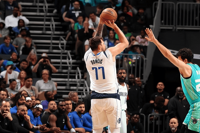 包含独行侠逆袭太阳，西蒙斯成全队得分王的词条